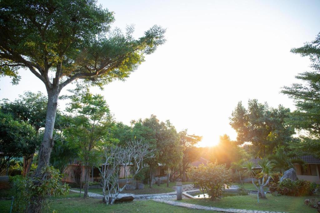 Dusit Talai Resort Mu Si Luaran gambar