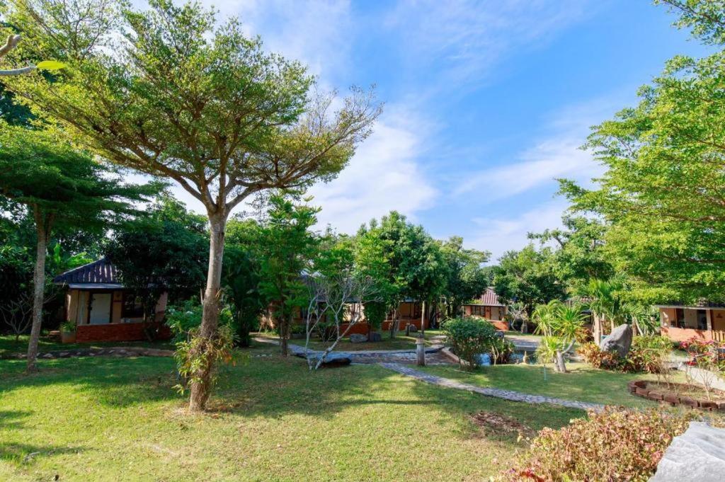 Dusit Talai Resort Mu Si Luaran gambar